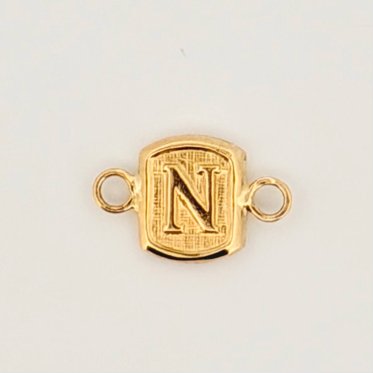 Herraje Letra N 0.3gr / 1/2 in / Oro Amarillo 18K ©