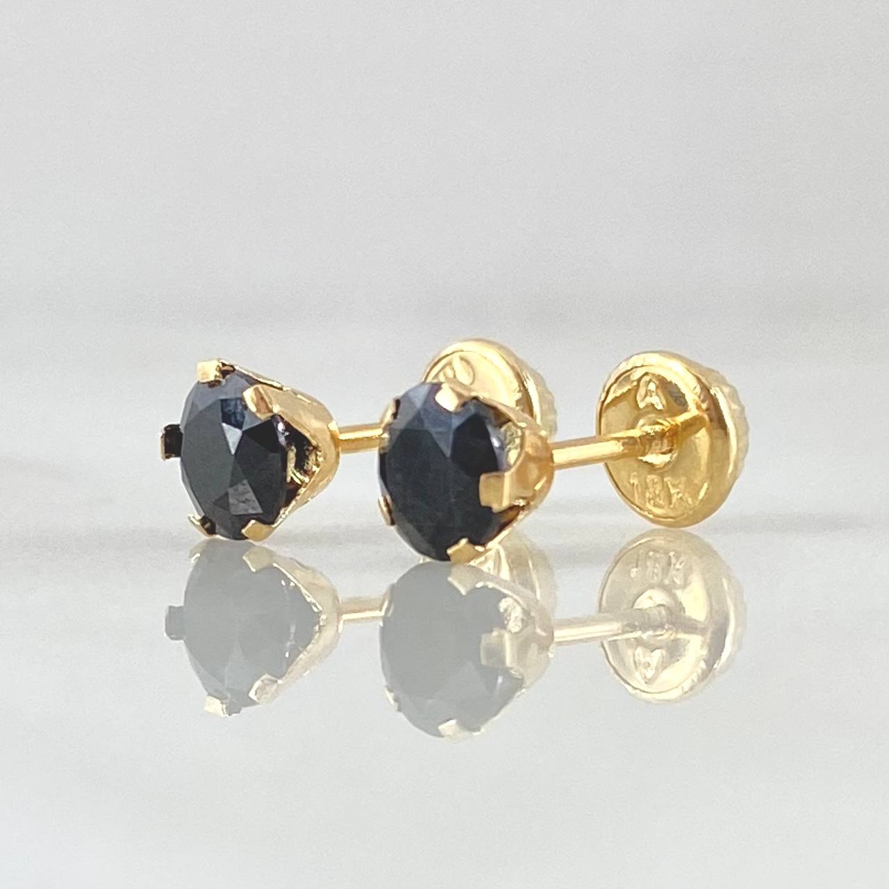 Beveled Stud Earrings 0.75gr / 18K Yellow Gold ©