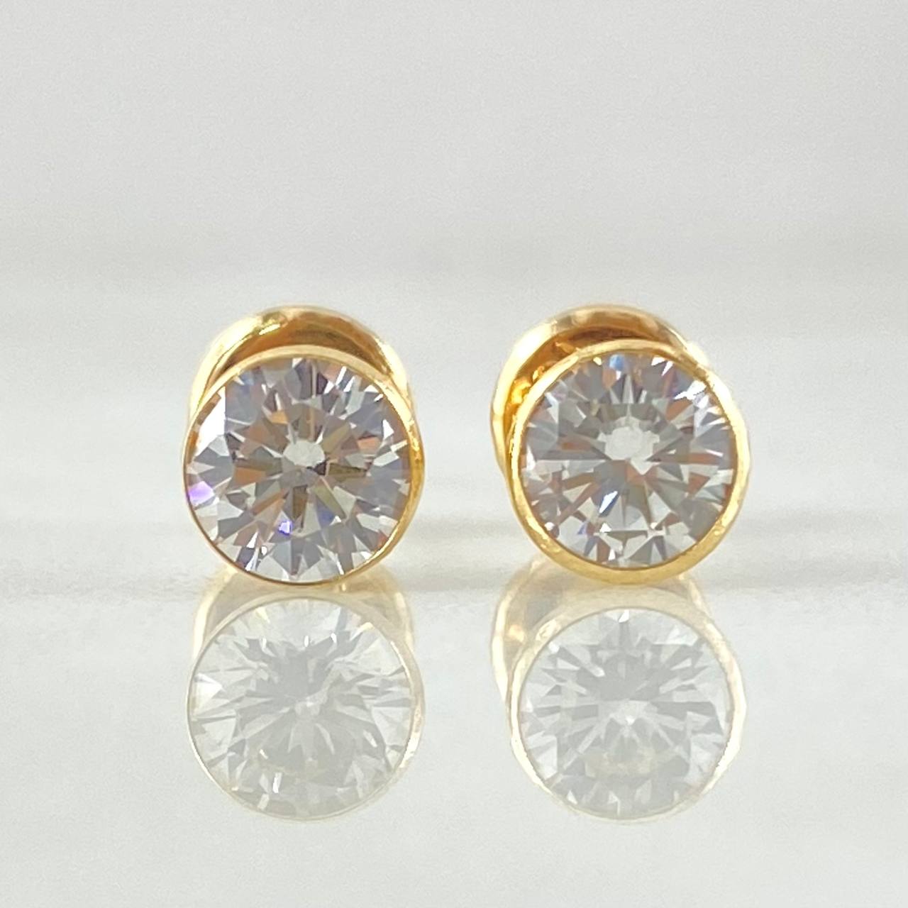 Beveled Stud Earrings 0.8gr / 18K Yellow Gold ©