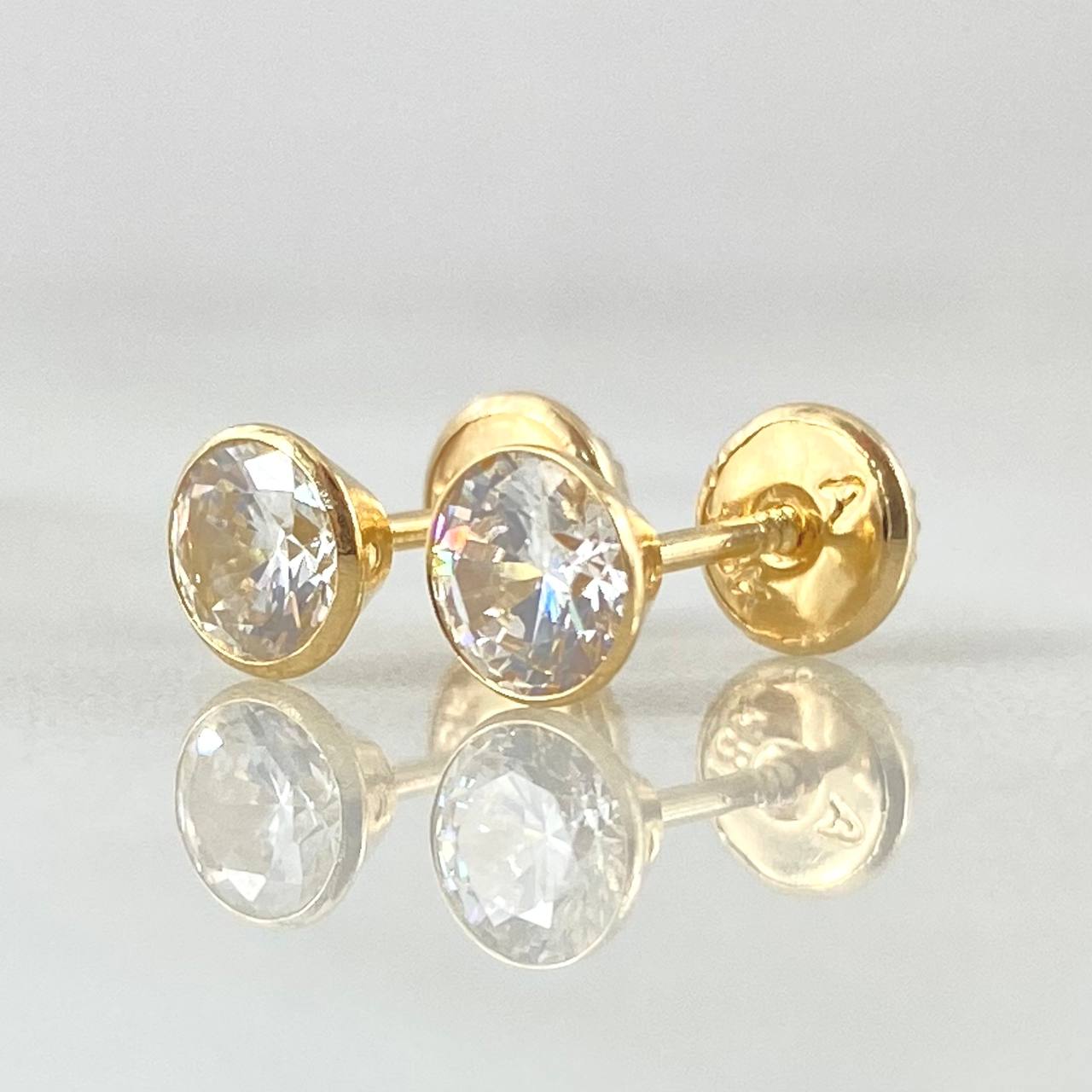 Beveled Stud Earrings 0.8gr / 18K Yellow Gold ©