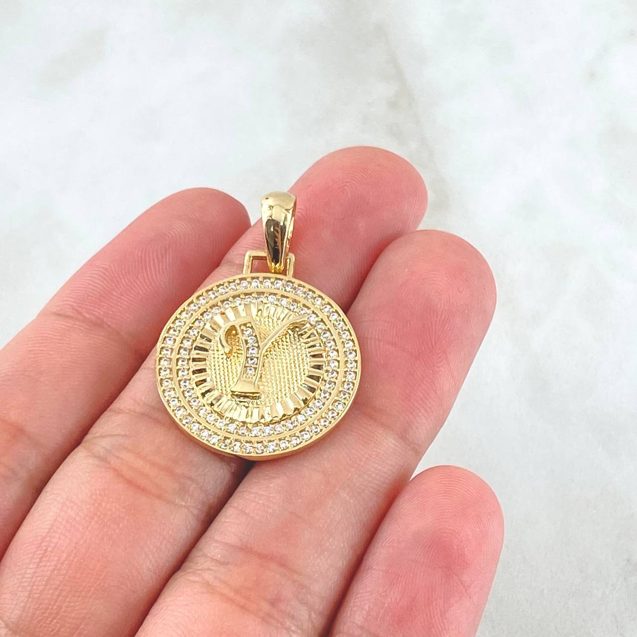 Dije Medalla Letra Y 4.8g / 1 1/4 in Oro Amarillo 18K