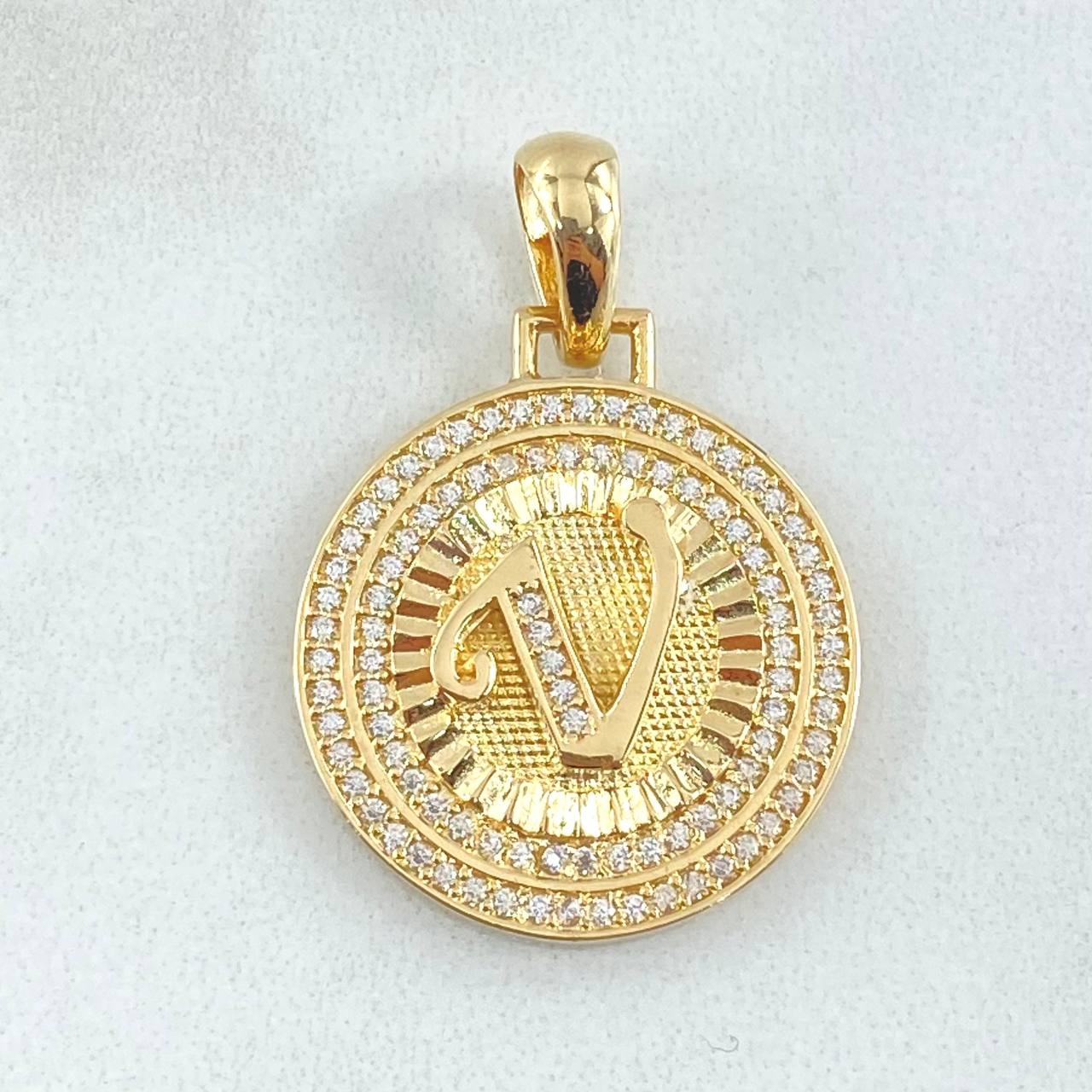 Dije Medalla Letra V 4.7gr / 1 1/4 in / Oro Amarillo 18K