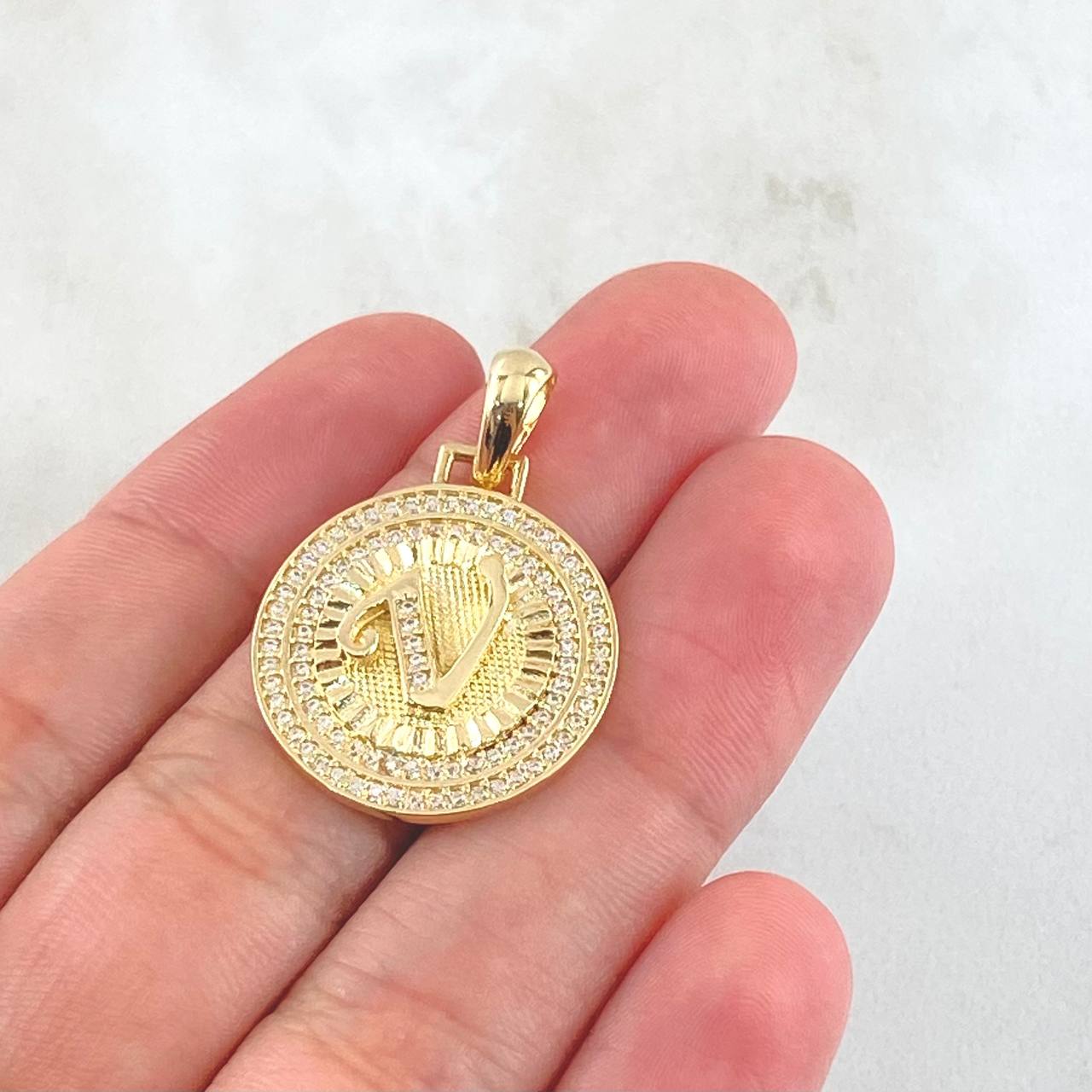 Pendant Medal Letter V 4.35gr / 3cm / 18K Yellow Gold