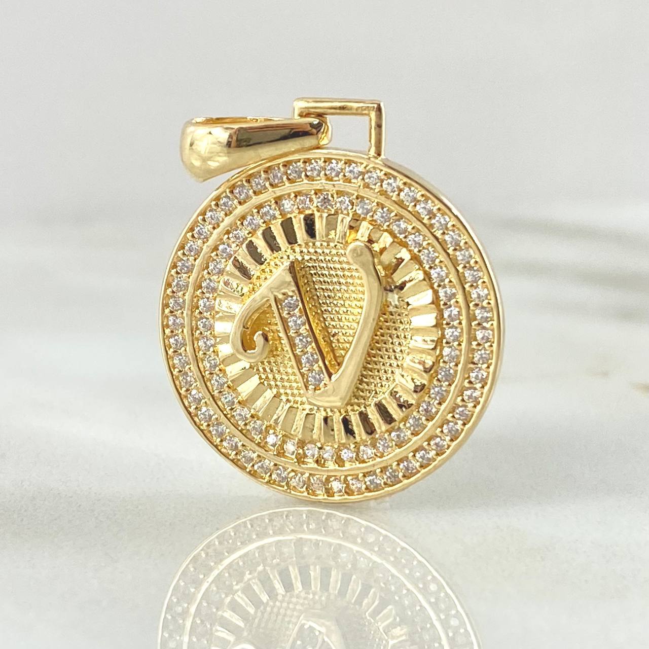 Dije Medalla Letra V 4.95gr / 1 1/4 in / Oro Amarillo 18K