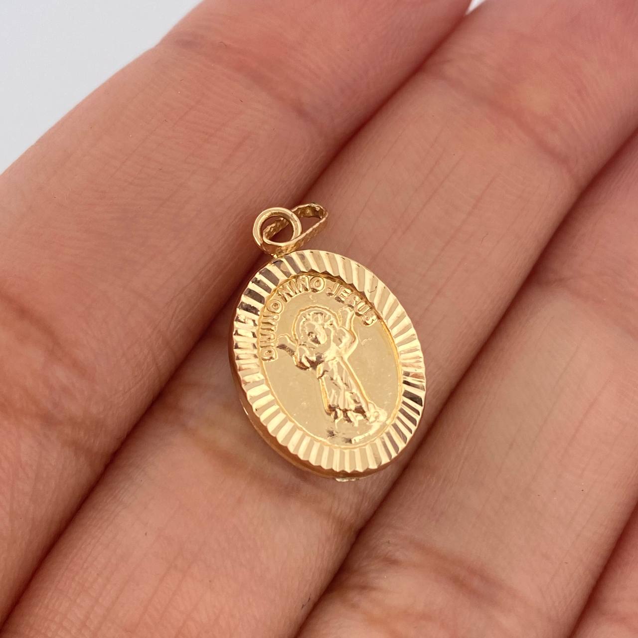Pendant Divine Child Jesus 1.05gr / 1 in / 18K Yellow Gold &