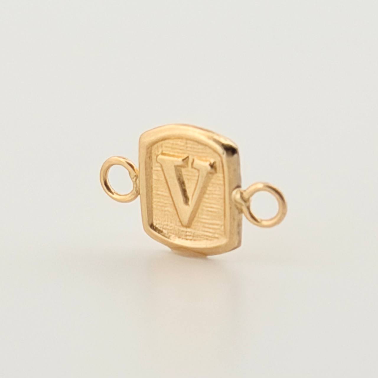 Herraje Letra V 0.35gr / 1/2 in / Oro Amarillo 18K