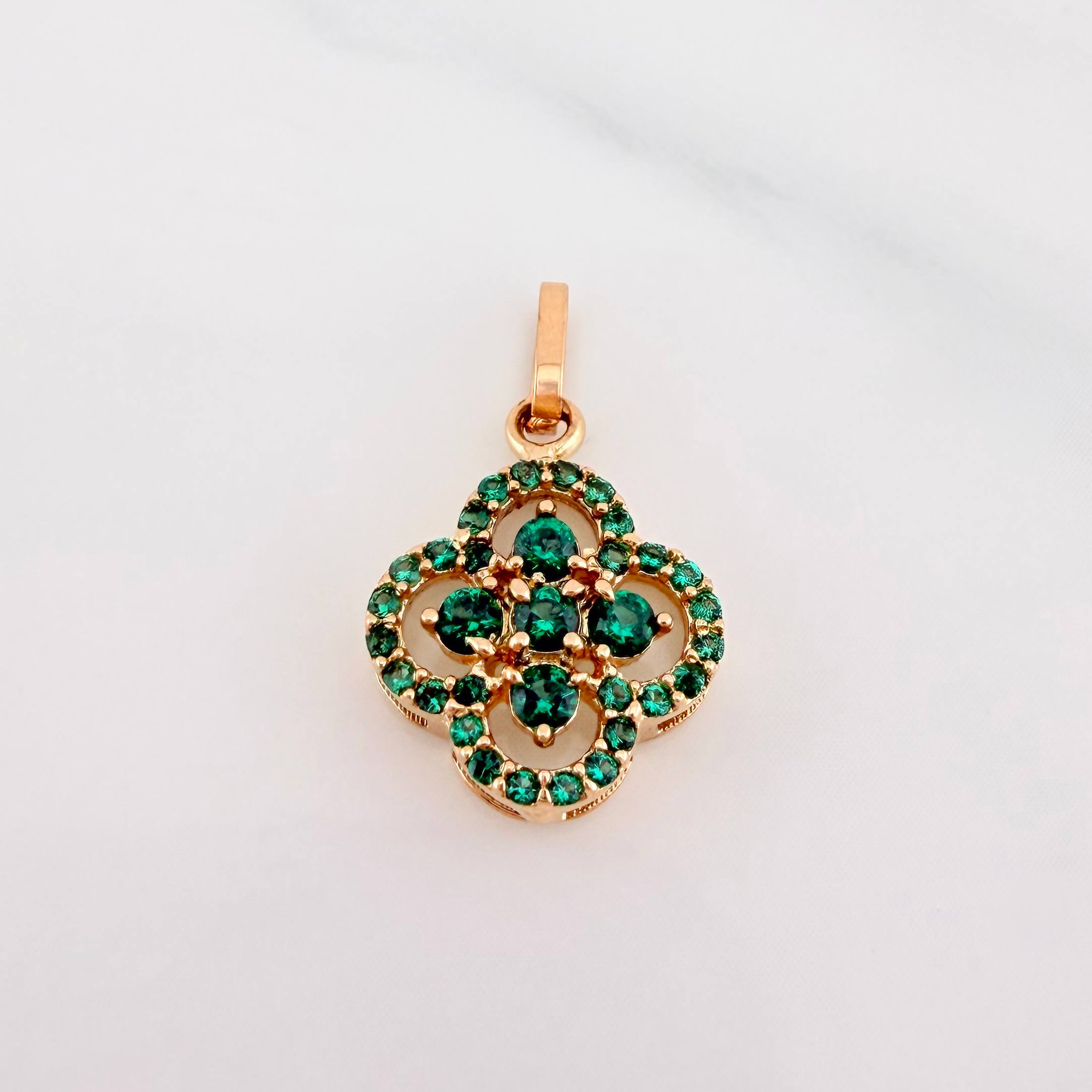 Double Clover Pendant 1.45 g / 3/4 in 18K Yellow Gold