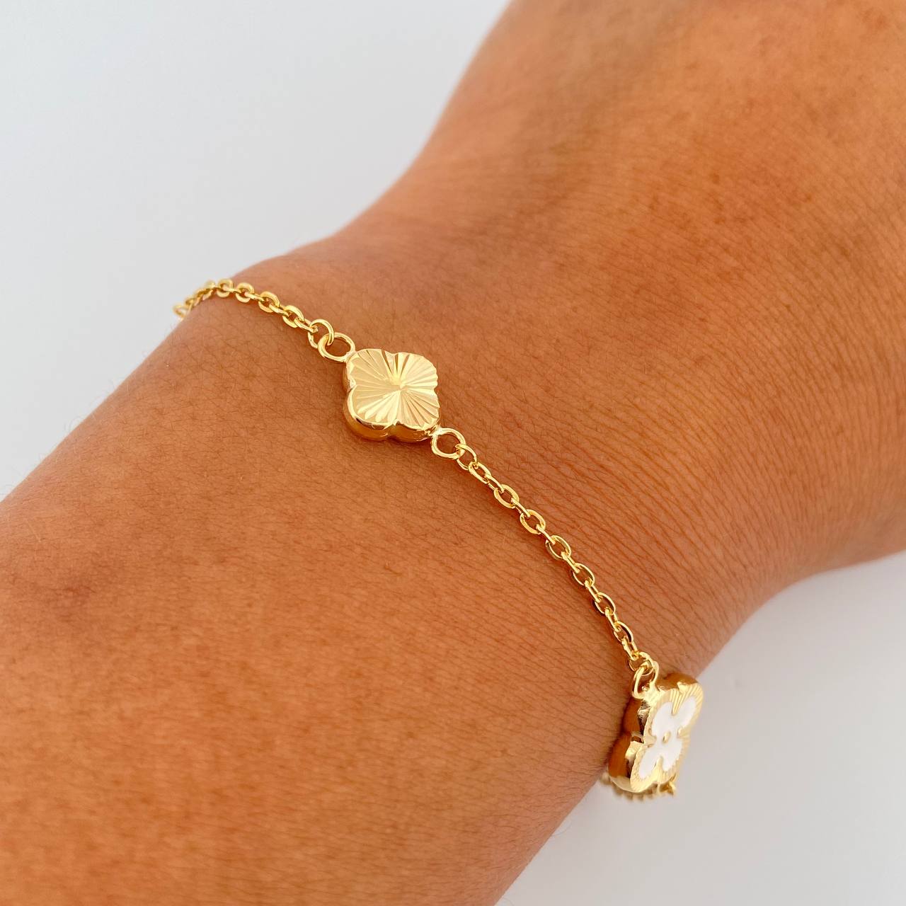 Pulso Trebol Aro Seguido 3.15gr / 7 1/4 in / 1.3mm Oro Amarillo 18K %