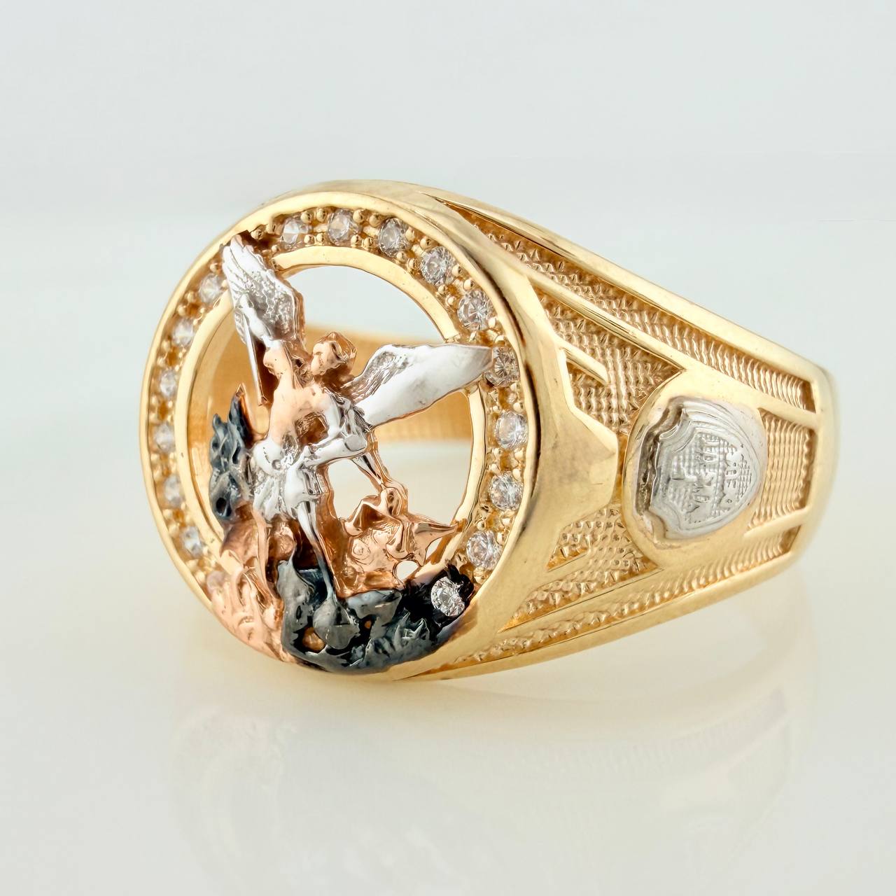 Anillo San Miguel Arcangel 5.3gr / T9 1/2 / Tres Oros 18K %