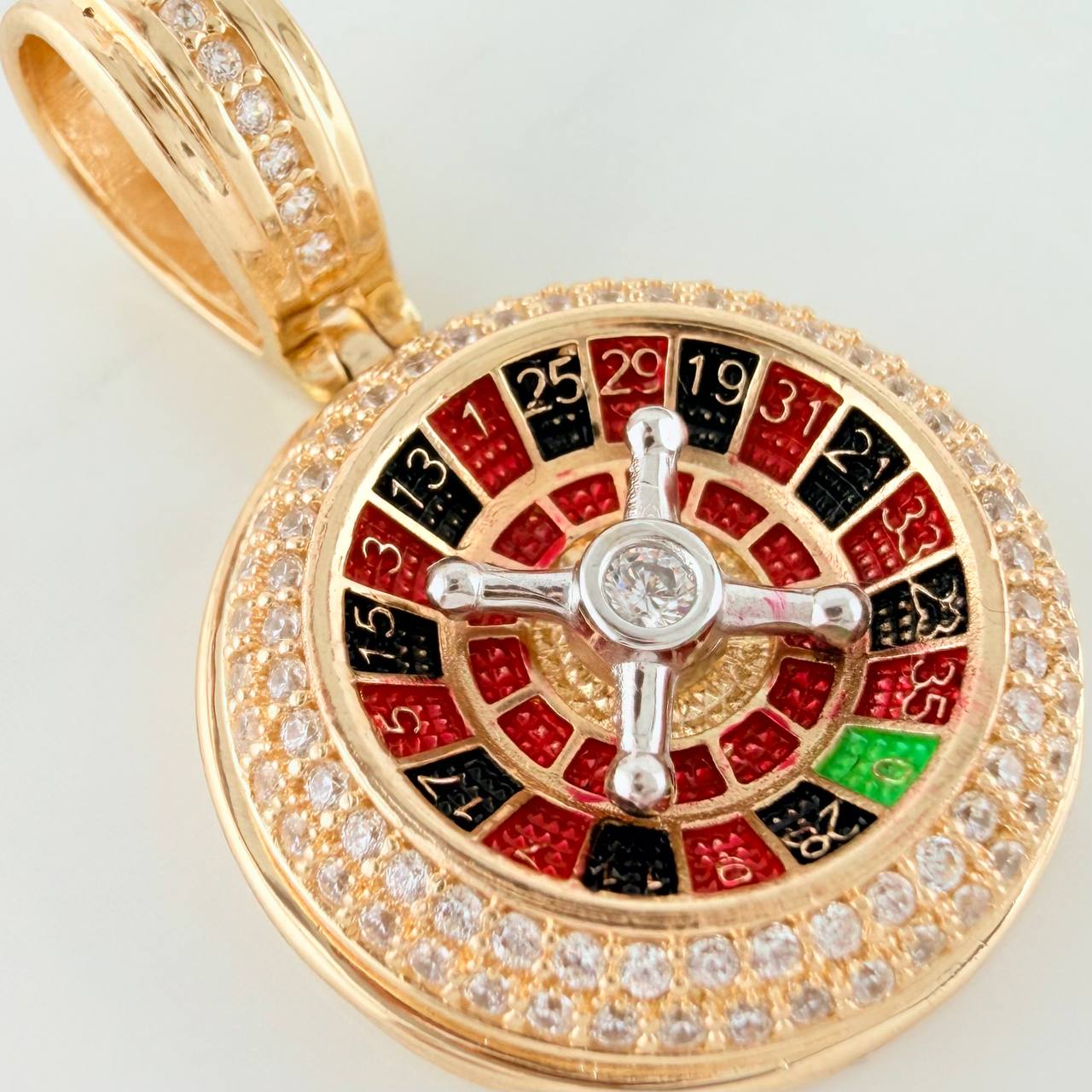 Dije Ruleta 6.6gr / 1 1/4 in / Dos Oros Amarillo Blanco 18K %