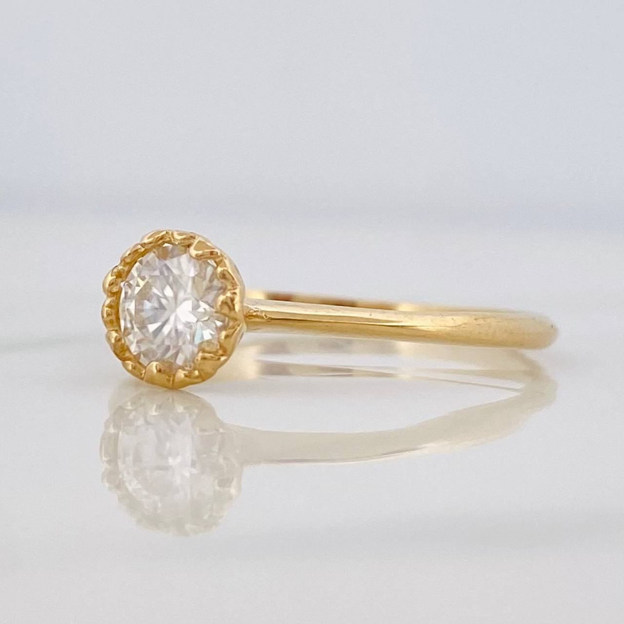 Circular Solitaire Moissanite Ring 0.50 Pts 1.65g / T7 1/4 Yellow Gold 18K
