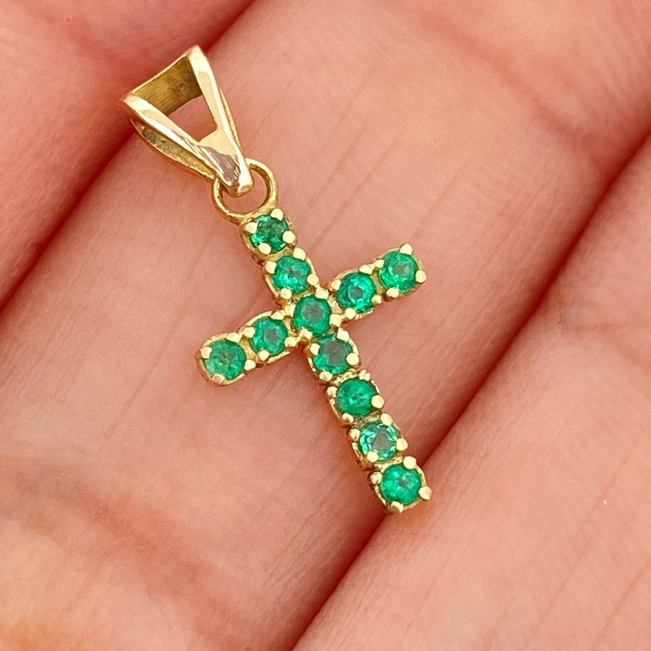 Dije Cruz Esmeraldas 0.6gr / 3/4 in / Oro Amarillo 18K $