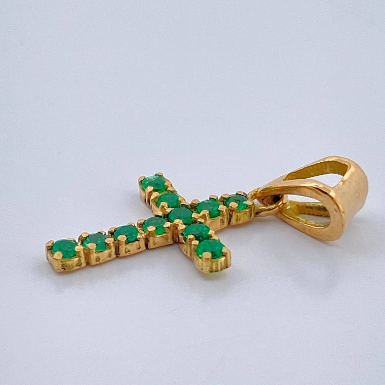 Dije Cruz Esmeraldas 0.6gr / 3/4 in / Oro Amarillo 18K $