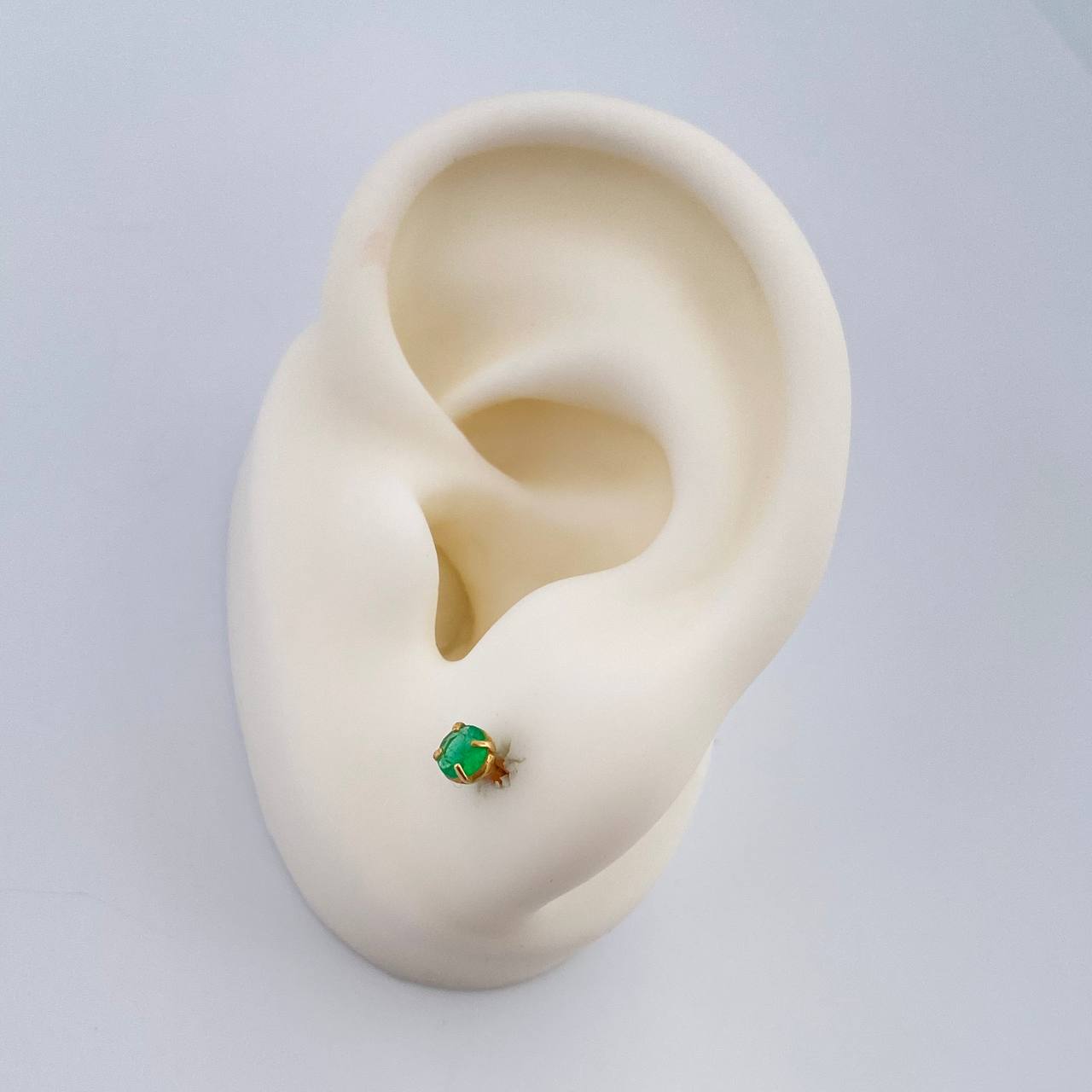 Topos Cuatro Garras Esmeralda 0.9gr / 3.7mm Oro Amarillo 18K $