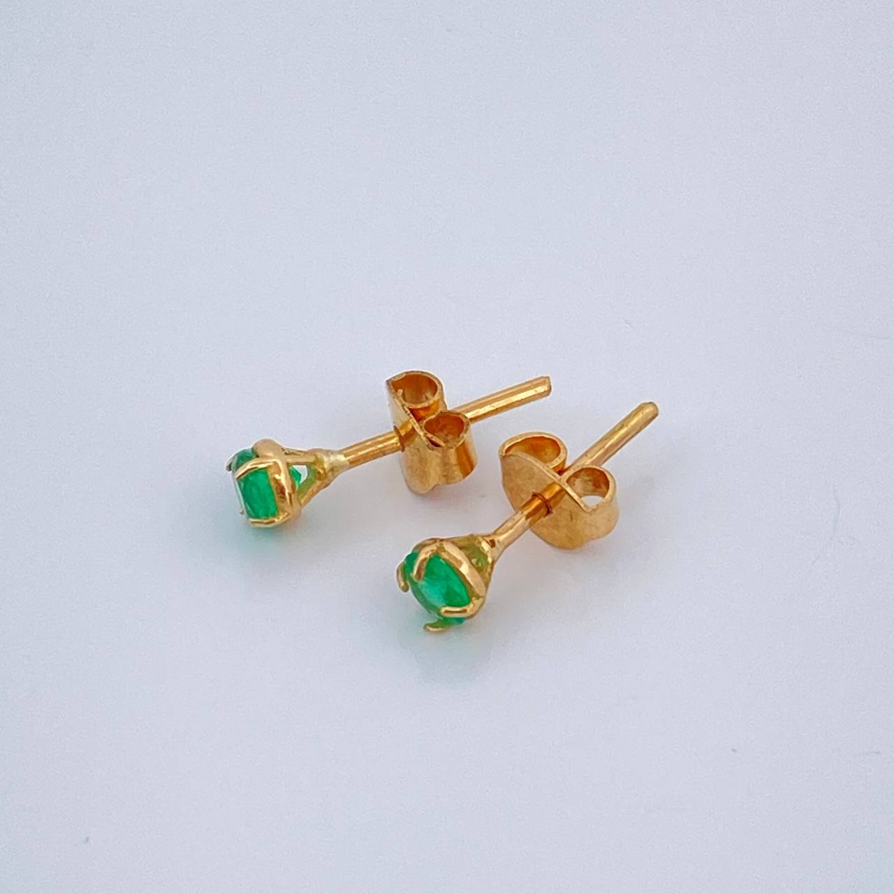 Topos Cuatro Garras Esmeralda 0.9gr / 3.7mm Oro Amarillo 18K $