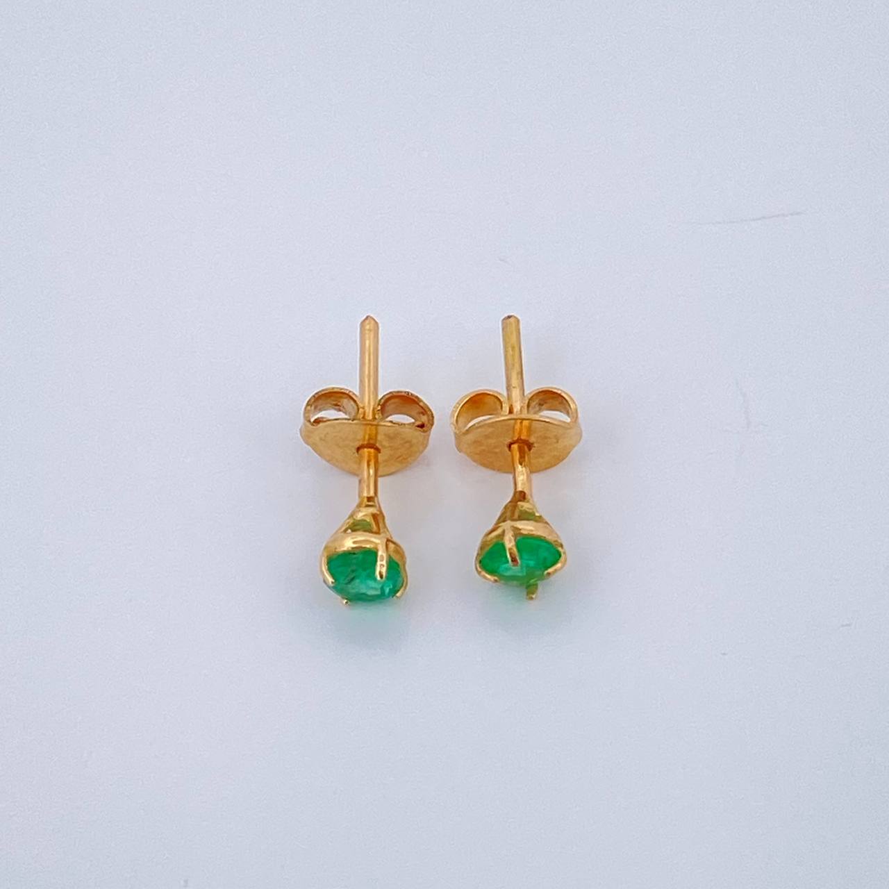 Topos Cuatro Garras Esmeralda 0.9gr / 3.7mm Oro Amarillo 18K $