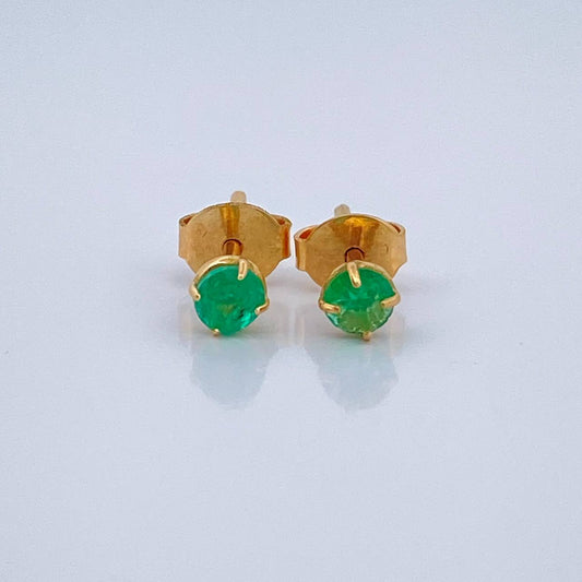 Topos Cuatro Garras Esmeralda 0.9gr / 3.7mm Oro Amarillo 18K $