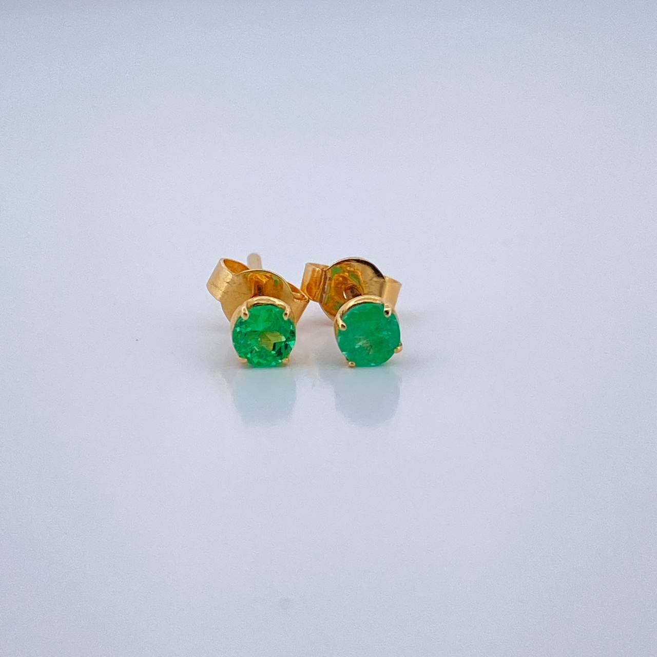 Topos Cuatro Garras Esmeralda 0.8gr / Oro Amarillo 18K &