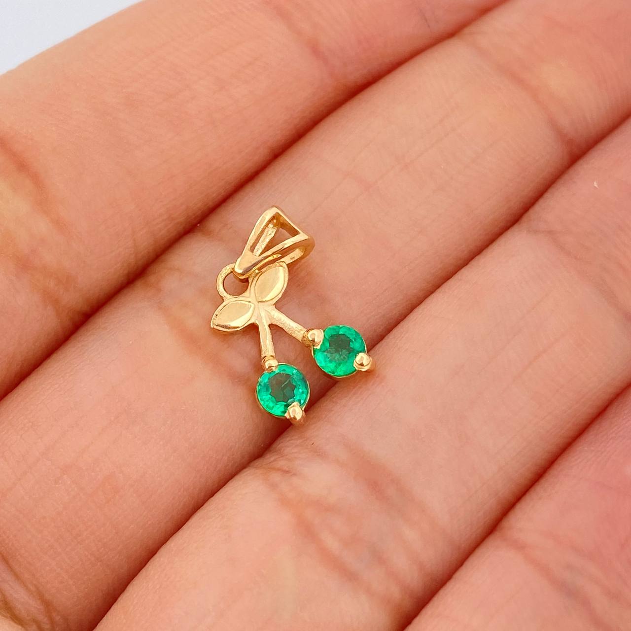 Dije Cereza Esmeralda 0.9gr / 3/4 in / Oro Amarillo 18K &