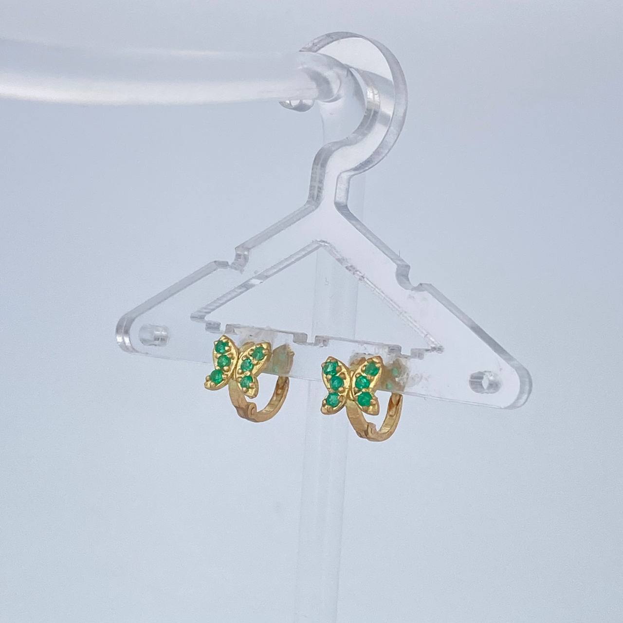 Candongas Mariposa Esmeraldas 1.7gr / 1/2 in / Oro Amarillo 18K $