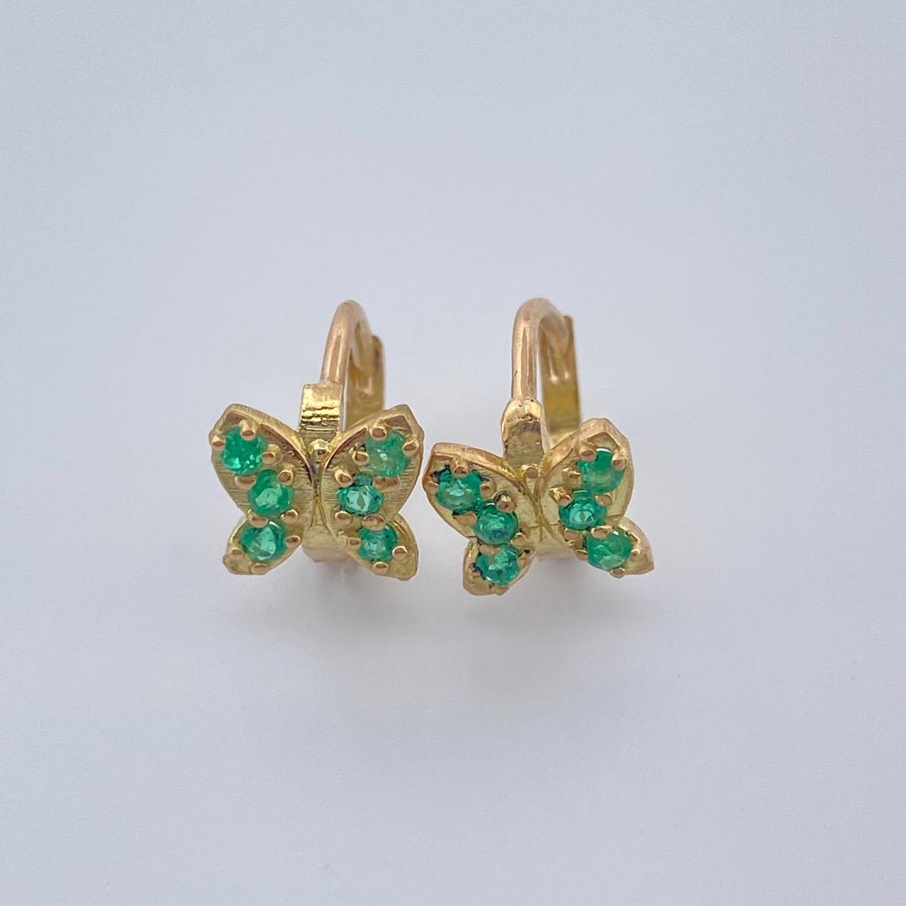 Candongas Mariposa Esmeraldas 1.7gr / 1/2 in / Oro Amarillo 18K $