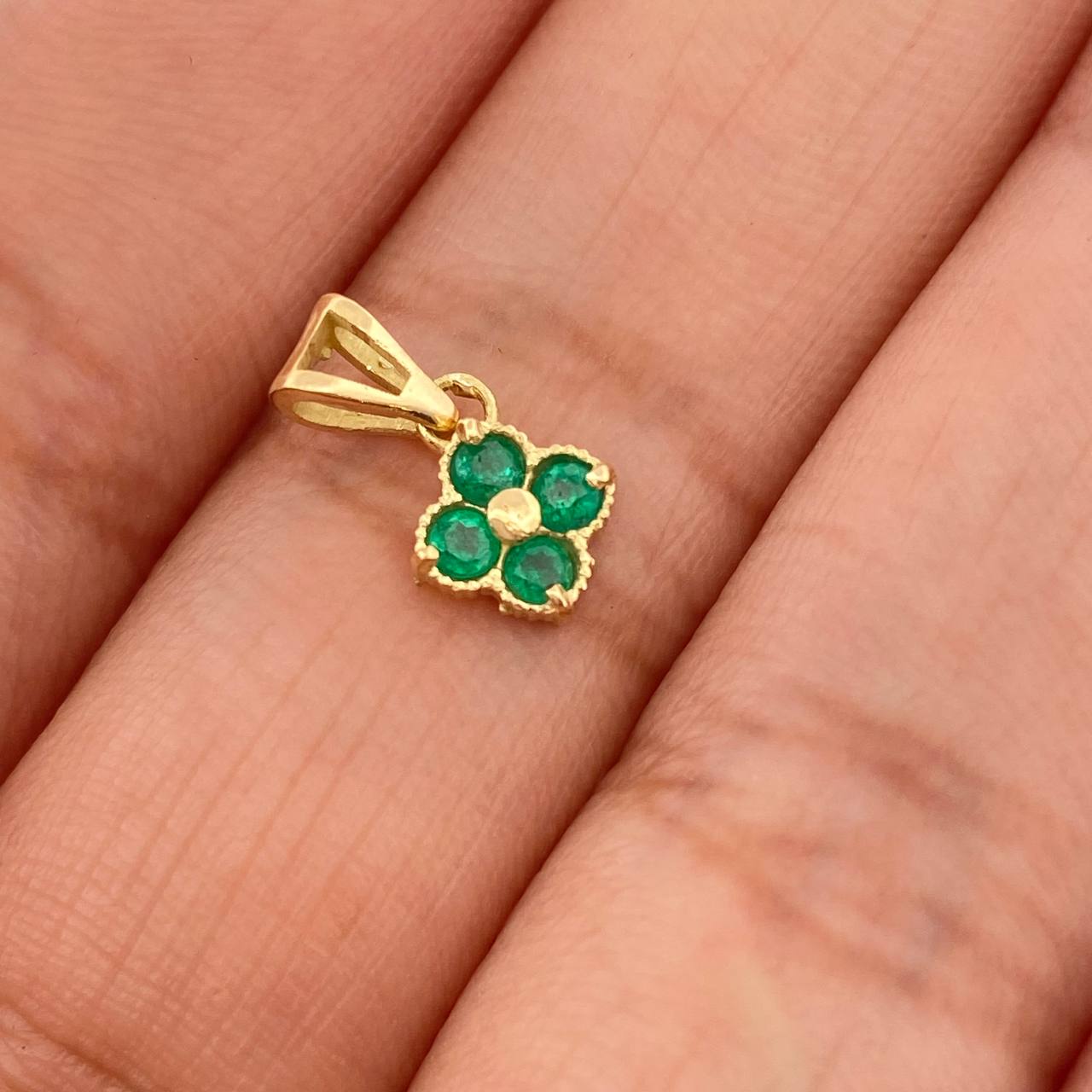 Dije Flores Esmeralda 0.65gr / 1/2 in / Oro Amarillo 18K &