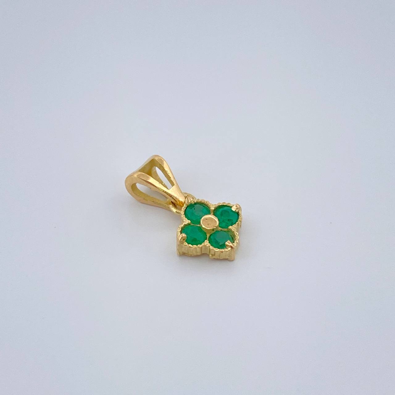 Dije Flores Esmeralda 0.65gr / 1/2 in / Oro Amarillo 18K &