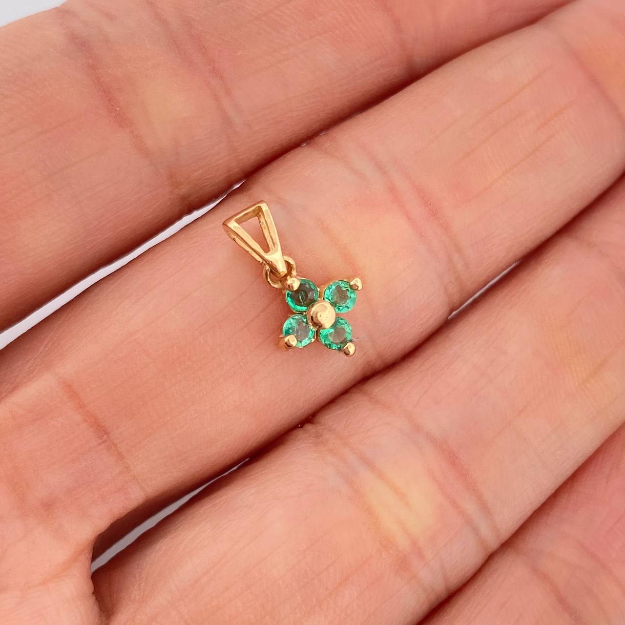 Dije Flor Esmeralda 0.8gr / 1/2 in / Oro Amarillo 18K &