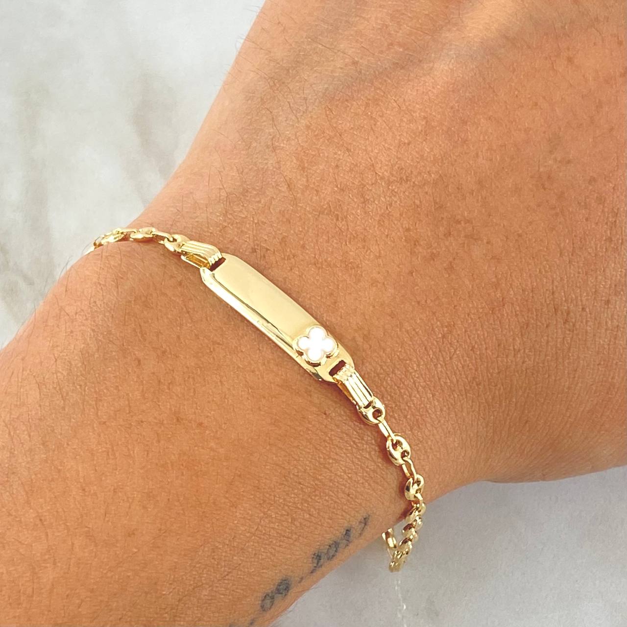 Pulso Bebé GC Placa Rectangular Trebol 2.15gr / 15.5cm / 3.2mm Resina Blanca Oro Amarillo 18K *