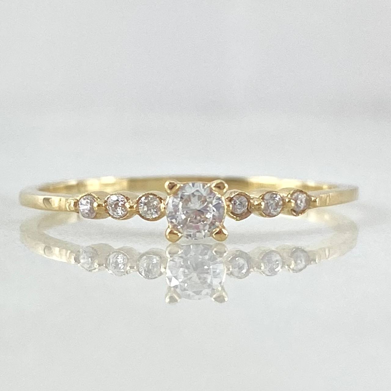 Anillo Solitario Carril Trinity 1.1gr / T7 1/4 / Circones Blancos Oro Amarillo 18K