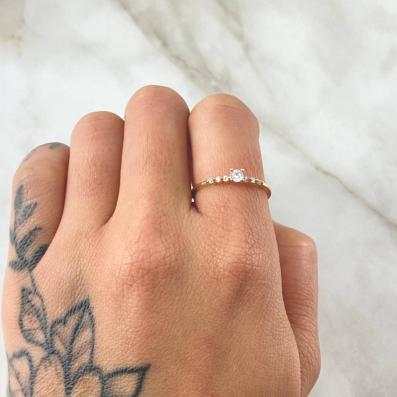 Anillo Solitario Carril Trinity 1.1gr / T7 1/4 / Circones Blancos Oro Amarillo 18K