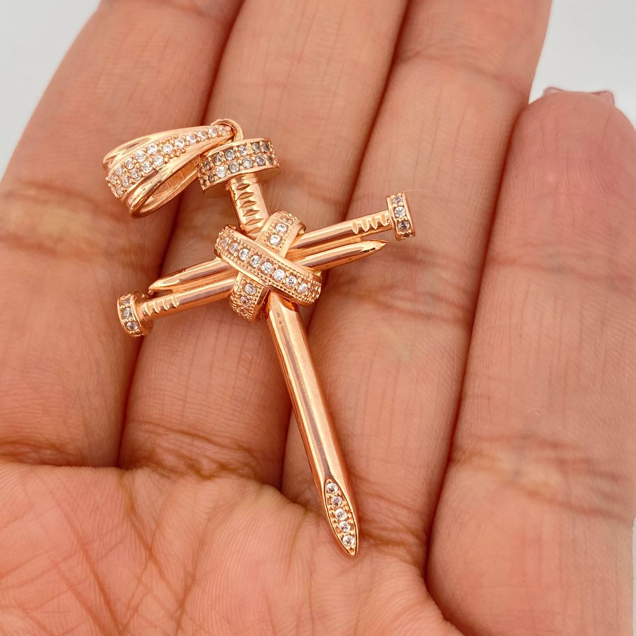 Dije Cruz Clavo 6.35gr / 2 1/4 in / Oro Rosa 18K %