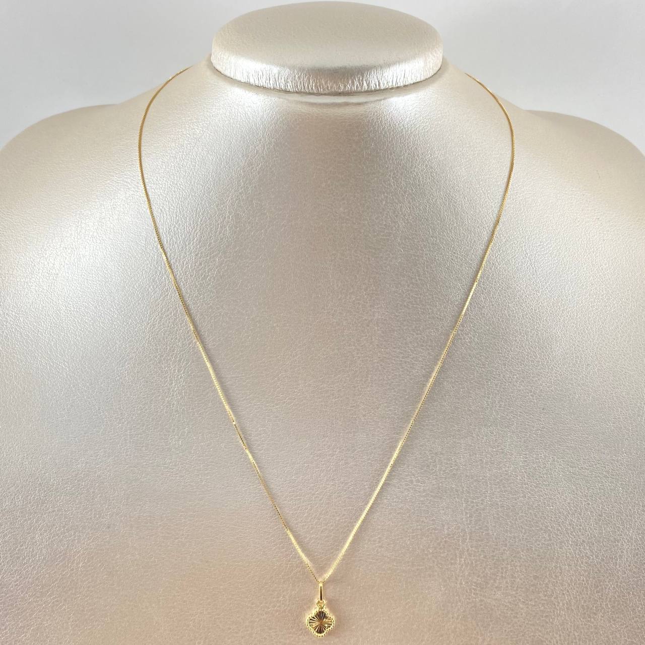 Set Venetian Chain 1gr / 17.7in / 0.6mm + Pendant Flower Clover 0.5gr / 1.4cm (0.6in) / Diamond Cut 1.5gr 18K Gold (Offer)