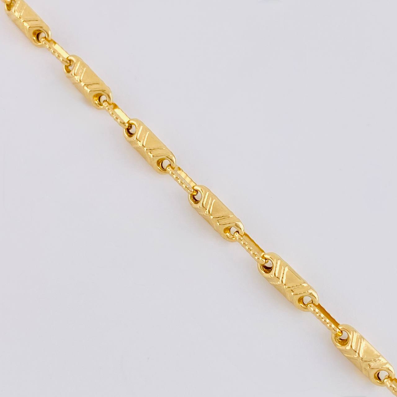 Pulso Rustico Líneas Paralelas 4.65g / 8 1/2 in / 3.7mm Oro Amarillo 18K